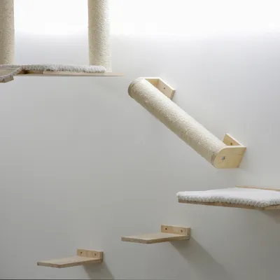 Wall-mounted climbing system made of wood with sisal roll and platforms, suitable for pets. Visible materials: wood and sisal.