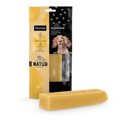 Chewies Cheese Chew Natur, friandise en forme de barre. Texte visible : veggie, supports dental care, grain free, no added sugar, made in Germany. Photo d’un chien sur l’emballage.