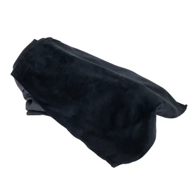 Schwarze Decke aus weichem Stoff, gefaltet und bereit zur Verwendung.