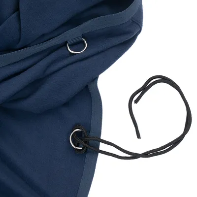 Donkerblauwe stof met metalen ringen en zwart koord, geschikt voor bevestiging of aanpassing.