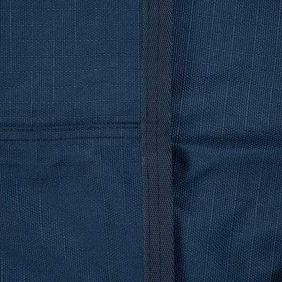 Nahaufnahme eines dunkelblauen Stoffmaterials mit sichtbarer Textur und Nähten.