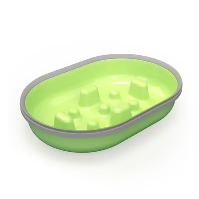 Ovale voerbak van groen plastic met grijze rand en verhoogde noppen in het midden. Geen merknaam zichtbaar.