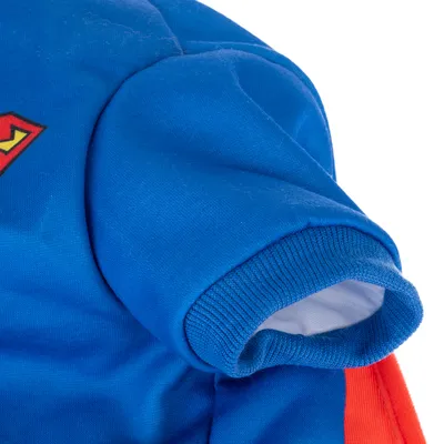 Maglione blu per cani con logo di supereroe rosso sul davanti e polsini elastici.