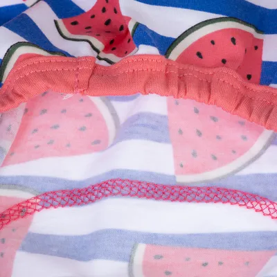 Nahaufnahme eines Stoffdesigns mit roten Wassermelonenmotiven, blauen Streifen und rotem elastischem Bund.