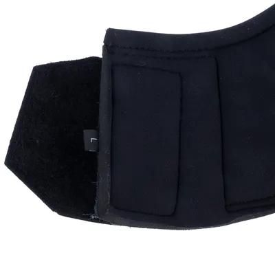 Nahaufnahme eines schwarzen Stoffmaterials mit Klettverschluss, geeignet für Befestigung oder Anpassung.