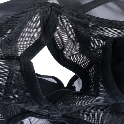 Schwarzes Netzmaterial mit elastischen Rändern, geeignet für Tierzubehör oder Schutzkleidung.