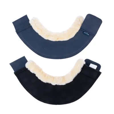 Deux protège-cou pour animaux, un bleu et un noir, avec intérieur en fausse fourrure beige et fermeture à scratch visible.