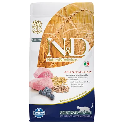 Hrană uscată pentru pisici adulte Farmina N&D Natural & Delicious Ancestral Grain, imagine cu carne de miel, afine, cereale. Text vizibil: GMO Free, Low Grain, Italian Formula.