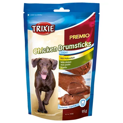 TRIXIE PREMIO Chicken Drumsticks Light, Mit Huhnchen, sockerfri, 95 g. Bild på hund och kycklingbenformade godbitar på förpackningen.