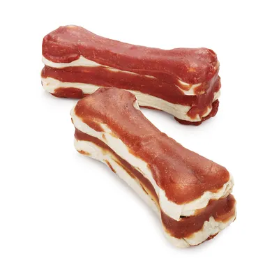 Zwei Kauknochen mit rot-weisser Schichtstruktur, geeignet als Hundesnack.