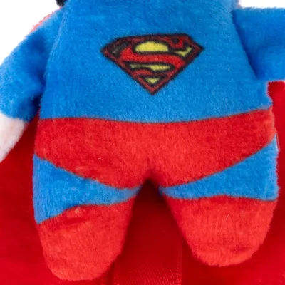 Plišana igračka u Superman dizajnu s plavim gornjim dijelom, crvenim donjim dijelom i žutim Superman logom na prsima.