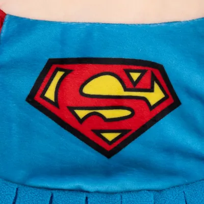 Logo Superman su tessuto blu, 'S' gialla su sfondo rosso con bordo nero.