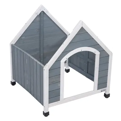 Casota cinzenta de madeira para cães com moldura branca e pés pretos elevados. Porta de entrada aberta em arco.