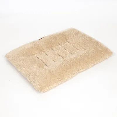 Beiges, rechteckiges Kissen mit strukturierter Oberfläche und gesteppten Details. Beiges, rechteckiges Kissen mit strukturierter Oberfläche und gesteppten Details.