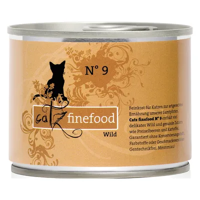 Conservă cu etichetă catz finefood N° 9 Wild, text în germană vizibil pe ambalaj. Siluetă de pisică și design floral pe fundal maro deschis.