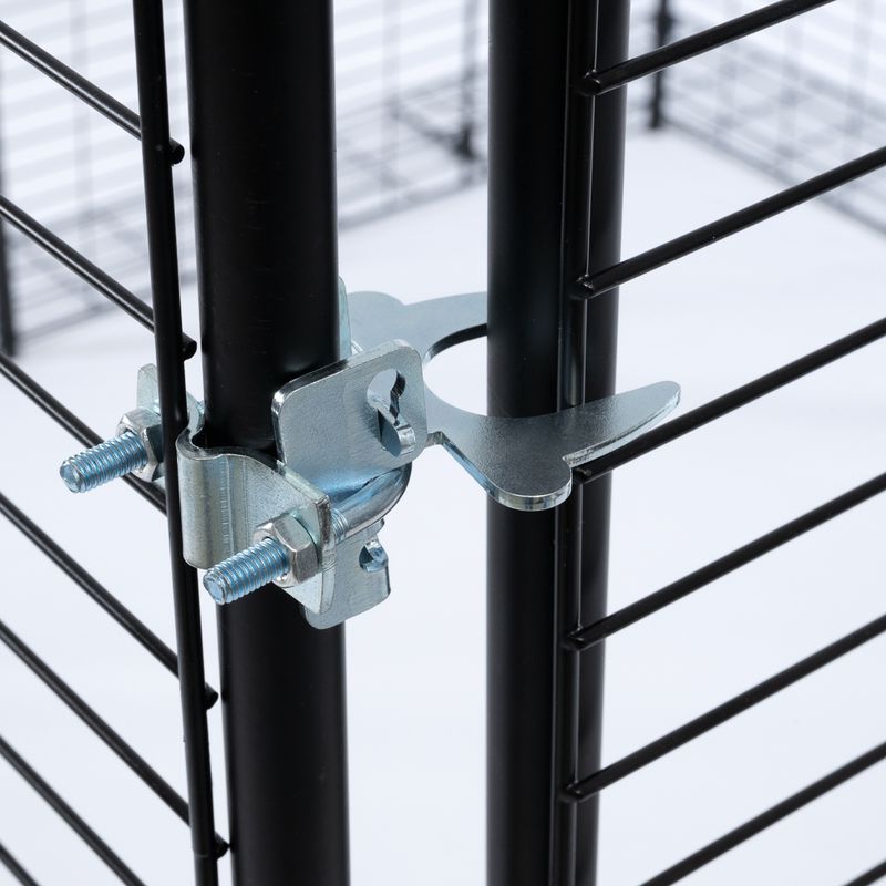 Detailaufnahme eines Metallverschlusses mit Schrauben an einem schwarzen Gitterkäfig. Zeigt die sichere Befestigung und Stabilität des Käfigs.