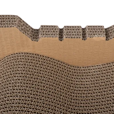 Golfkarton met gestructureerd oppervlak, geschikt voor krabmeubels of speelgoed. Detailweergave van het materiaal.