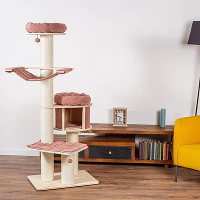 Kratzbaum mit mehreren Ebenen, rosa gepolsterte Liegeflächen und Höhle, Sisalstämme, Holzsockel. Geeignet für Innenräume, modernes Design.