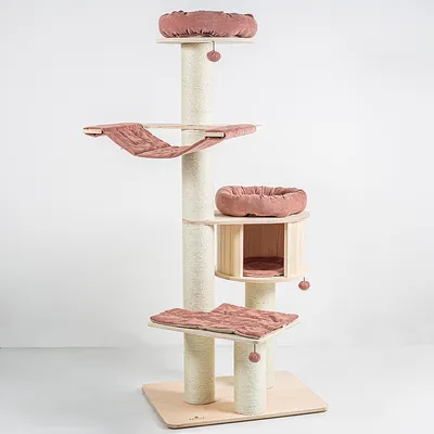 Kratzbaum aus Holz mit mehreren Ebenen, rosa Kissen, Hängematte und geschlossener Höhle. Sisal umwickelte Säulen für Krallenpflege.