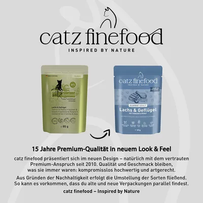 catz finefood Zalm & Gevogelte in het nieuwe en oude verpakkingsdesign, melding van een geleidelijke overgang van de varianten vanwege duurzaamheid, kwaliteit blijft ongewijzigd.