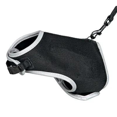 Harnais noir en tissu mesh avec bordures grises, boucle de fermeture en plastique et attache laisse visible sur le dessus.