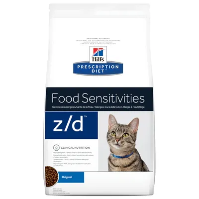Hill's Prescription Diet Food Sensitivities z/d Original kattmat, bild på katt och foderkulor. Text: Hypoallergenic – Helps reduce food intolerances. Clinical Nutrition.