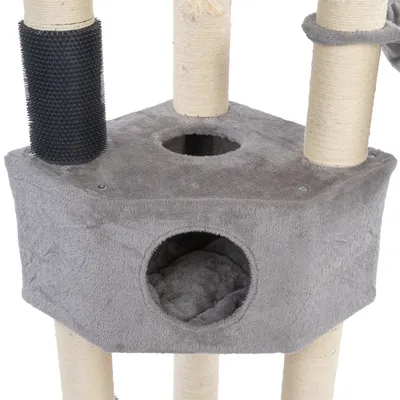 Niche grise en tissu pour arbre à chat avec entrée ronde, poteaux recouverts de sisal et surface à picots noirs visible sur le côté gauche.