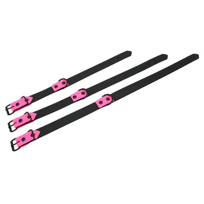 Drei schwarze Halsbänder mit pinken Schnallen und verstellbaren Löchern, geeignet für verschiedene Grössen.