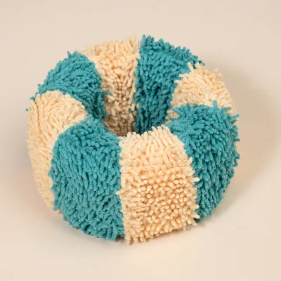 Rundes Spielzeug aus weichem Mikrofaser-Material in türkis und beige, geeignet für Haustiere.