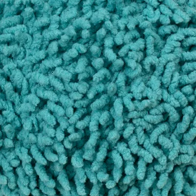 Nærbillede af turkisblå tekstil med tykke, snoede fibre. Materialet fremstår som blødt stof, sandsynligvis mikrofiber.