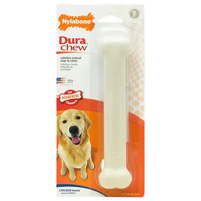Nylabone Dura Chew tyggeben i emballage, tekst: satisfies natural urge to chew, for powerful chewers, chicken flavored, billede af hund, USA flag og mærketekst.