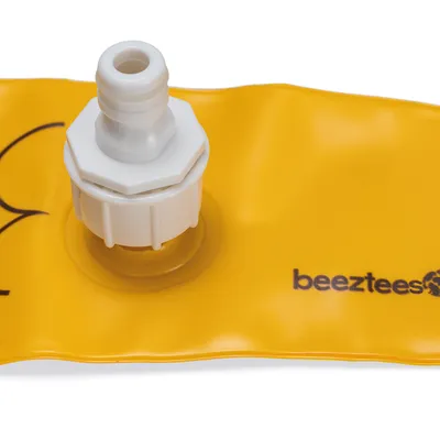 Gul Beeztees vattenfyllningsmatta med vit anslutningsventil, lämplig för vattenlagring eller kylning.