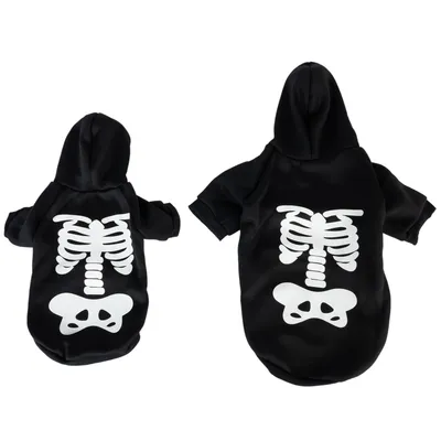 Schwarze Hundekapuzenpullover mit weißem Skelettdruck auf der Rückseite, in zwei Größen dargestellt.
