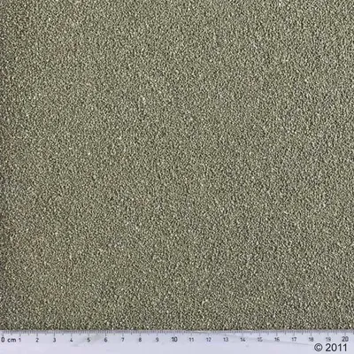 Harmaata, hienojakoista kissanhiekkaa, alareunassa mitta-asteikko 0–20 cm näyttämässä raekokoa