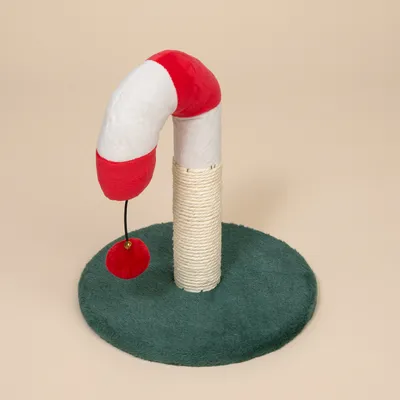 Kratzspielzeug mit rotem und weissem Plüschbogen, Sisal-Kratzstange und grünem Teppichboden. Hängender roter Ball als Spielaccessoire.