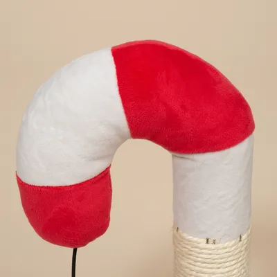 Kratzbaum-Zubehör mit rotem und weissem Plüschbezug sowie Sisalseil für Krallenpflege.