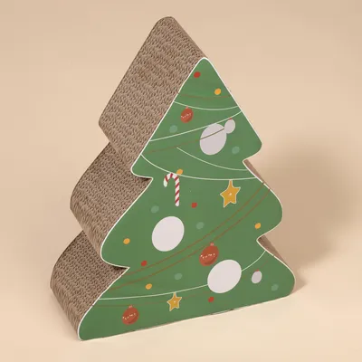 Kratzbaum in Form eines Weihnachtsbaums aus Pappe mit grünem Design, dekoriert mit Kugeln, Sternen und Zuckerstange.