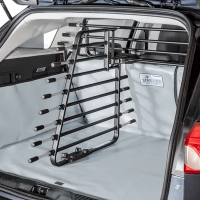 Starliner Kofferraumschutz mit Metall-Gittertrennwand, geeignet für sichere Tiertransport im Auto. Sichtbar: Starliner Logo und Schutzmatte.