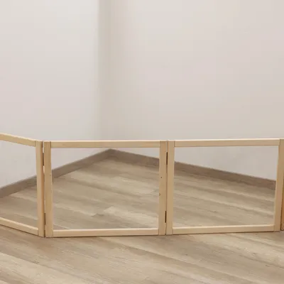 Holzabsperrung mit transparenten Plexiglaswänden, geeignet für Raumtrennung oder Begrenzung. Steht auf einem Laminatboden in einer Ecke.