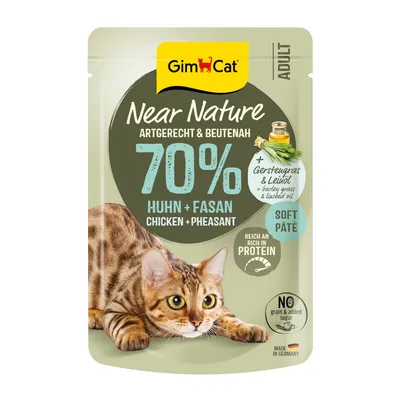 GimCat Near Nature Adult Soft Paté con 70% pollo e fagiano, arricchito con erba d’orzo e olio di lino. Ricco di proteine, senza cereali né zuccheri aggiunti. Made in Germany.