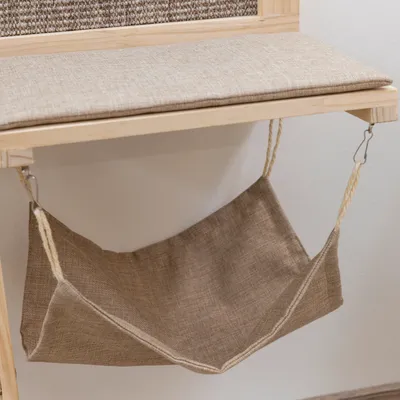 Hängematte aus braunem Stoff mit Seilbefestigung an einem Holzrahmen, geeignet für Möbel oder Zubehör.