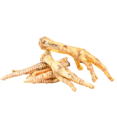 Piedi di pollo essiccati come snack naturale, visibili con consistenza croccante e colore giallo-bruno.