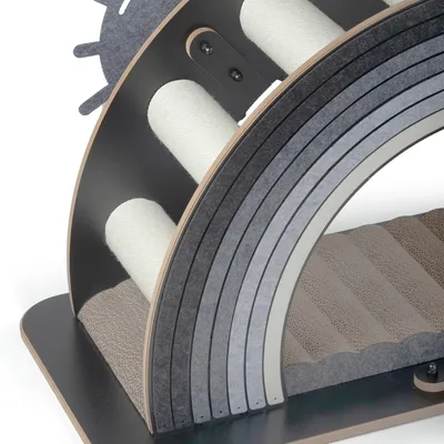 Kratzspielzeug mit gebogenem Design, Sisalrollen und grauen Filzstreifen. Basis aus Holz und Wellpappe für Krallenpflege.