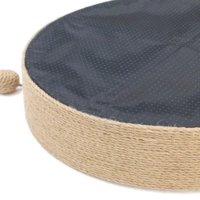Runde Kratzmatte mit Sisal-Seil umwickelt und rutschfester Unterseite aus schwarzem Stoff. Enthält ein kleines Spielzeug aus Sisal.