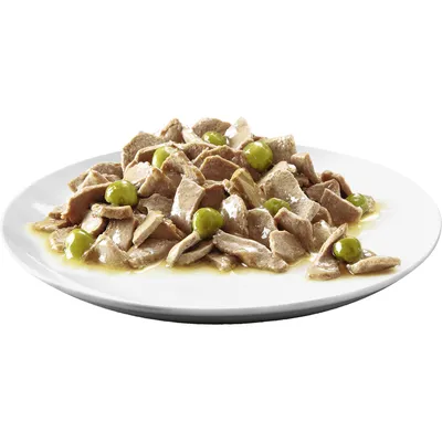 Assiette contenant des morceaux de viande en sauce avec petits pois verts, présentés sans emballage ni marque visible.