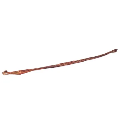 Långt, torkat tuggben av naturligt material, brun färg.