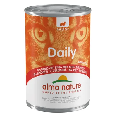 Blik Almo Nature Daily Adult Cat natvoer, met rundvlees, grain free. Tekst: 'almo nature owned by the animals'. Geschikt voor volwassen katten staat zichtbaar op het blik.