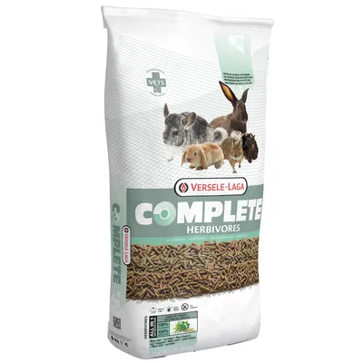 Versele-Laga Complete Herbivores -pussi, jossa näkyy kaneja, marsu, chinchilla ja jyrsijöitä sekä tekstiä: 100 % luonnollinen, VETS, HERBIVORES, kasvipohjainen täysravinto.