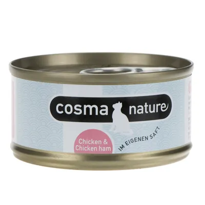 Konzerva Cosma Nature, natpis 'Chicken & Chicken ham', 'IM EIGENEN SAFT' na etiketi. Metalna ambalaža s vidljivim brendom i okusom na engleskom jeziku.
