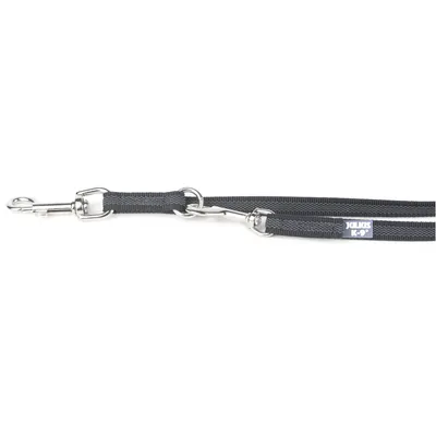 Schwarze Hundeleine mit Metallkarabiner und Julius-K9-Logo, verstellbar mit mehreren Befestigungsringen.
